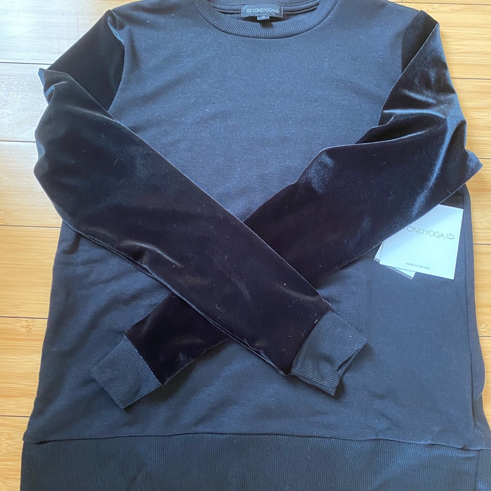 Beyond Yoga Long sleeve shirt with velvet sleeves